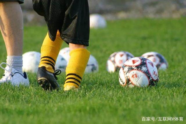 库里中国之行中秋献礼 杜锋送出定制月饼